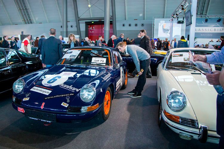 Vor der Versteigerung hatten die Interessenten ausreichend Zeit, sich die Fahrzeuge anzusehen. (Foto: Classicbid)