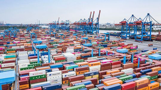Könnte sein, dass es bald nicht mehr so proppenvoll mit Containern in Deutschlands Häfen sein wird. Denn die zweite Jahreshälfte hat für den Export nicht so überragend begonnen, bestätigt eine aktuelle Analyse von Statista. Mehr Details im Beitrag. Könnte sein, dass es bald nicht mehr so proppenvoll mit Containern in Deutschlands Häfen sein wird. Denn die zweite Jahreshälfte hat für den Export nicht so überragend begonnen, bestätigt eine aktuelle Analyse von Statista. Mehr Details im Beitrag.