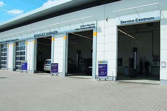 Um das Theopraktiker-Konzept konsequent durchführen zu können, erhielt das Autohaus Hermann separate Werkstattboxen. (Rubbel)