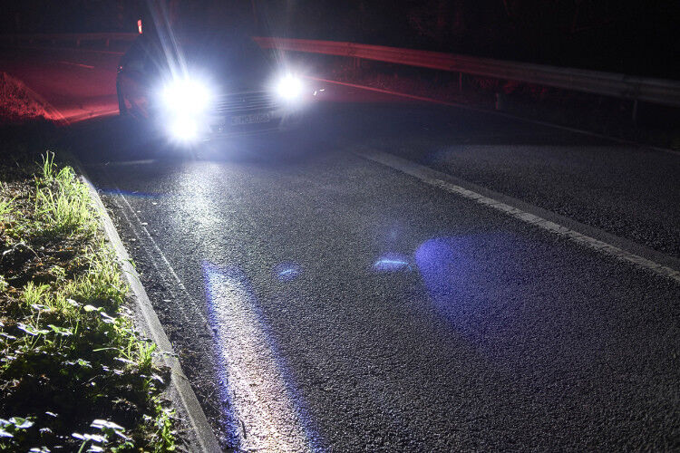 Der Spot wird mittels Kameratechnik und LED-Leuchten auf die Gefahrenstelle projiziert. (Foto: Ford)