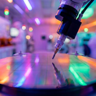 Wolfspeed’s Gen‑5 silicon carbide technology delivers improved efficiency, higher power density and enhanced thermal performance to drive next‑generation inverters and converters for EVs, renewables and industrial systems. (symbolic image) (Source: © remake - stock.adobe.com)