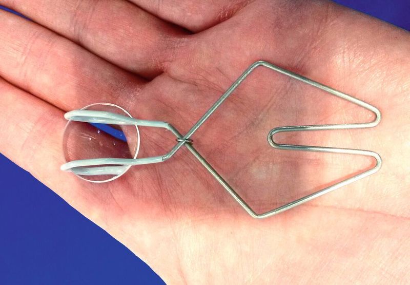 Diese Linsenklammern eines Waschgestells von LK Mechanik bestehen aus einem hochwertigen Edelstahl-Federdraht und werden partiell mit Kunststoffbeschichtungen ummantelt, um die Kanten und Oberflächen der Linsen zu schonen. (LK Mechanik)