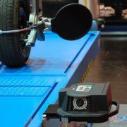 Das neue 3D-Achsmessgerät arbeitet mit einer selbstständigen Kameraausrichtung.(Foto:  Lauer)