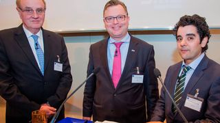 Bei der Vertragsunterzeichnung (v.l.): EMA-Vorstandsmitglied Harald Luxen, BME-Hauptgeschäftsführer Dr. Christoph Feldmann und EMA-Generalsekretär Dr. Abdelmajid Layadi. (Bild: BME)