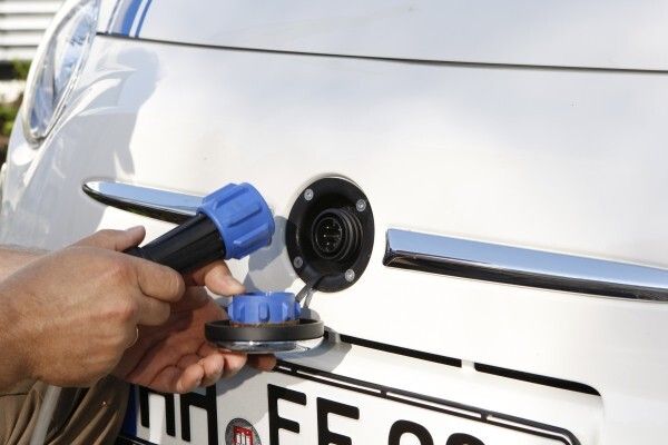 Unter Strom: Das Thema Ladezeiten ist für den Durchbruch der Elektromobilität mit entscheidend. Zusammen mit Stromanbietern begleitet der TÜV SÜD die Entwicklung unterschiedlicher Ladekonzepte. (Bild: TÜV SÜD)