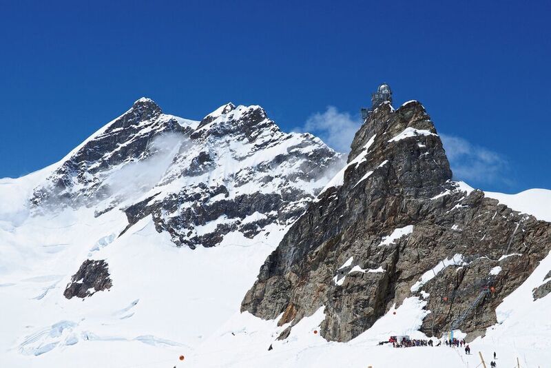 Die Forschungsstation auf dem Jungfraujoch: Hier sammelten Forschende während zwei Jahren jede Woche das Regenwasser. (Jungfraujoch / othree / CC BY 2.0)