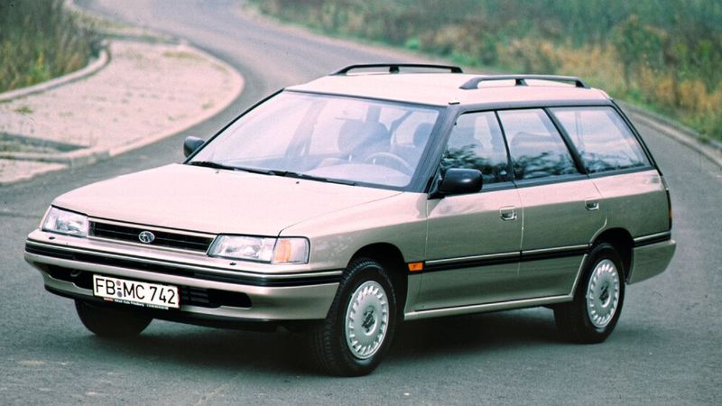 Den Legacy stellte Subaru 1989 vor. Auch er besaß wie nun üblich einen Boxermotor und Allradantrieb. Hierzulande gab es ihn mit Motoren von 76 kW/103 PS (1,8-Liter-Vierzylinder) bis zu 195 kW/265 PS (2,5-Liter-Vierzylinder-Turbo). Beliebt machte ihn neben seinem Allradantrieb  auch die für einen Pkw hohe Anhängelast von bis zu zwei Tonnen. (Bild: Subaru Deutschland)