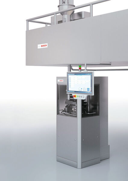 Kernelement der von Bosch entwickelten Xelum platform ist die Xelum Tablettenpresse, die an das Human Machine Interface (HMI) angebunden ist.  (Bosch)