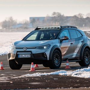 Trotz der Geländereifen bleibt die Lenkpräzision gut.(Bild:  Autoren-Union Mobilität/Volkswagen)