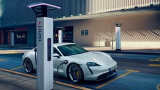 Die Ladesoftware der Zukunft denkt bereits vor dem Eintreffen an der Ladesäule von allein daran, den Akku herunterzukühlen. (Bild: Porsche)