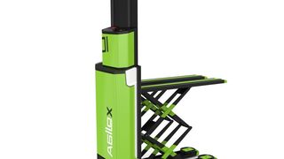 Der Scherenhub des „Agilox“ kann bis zu 1000 kg schwere Europaletten und Behälter auf 1100 mm Hubhöhe bringen. (Agilox)