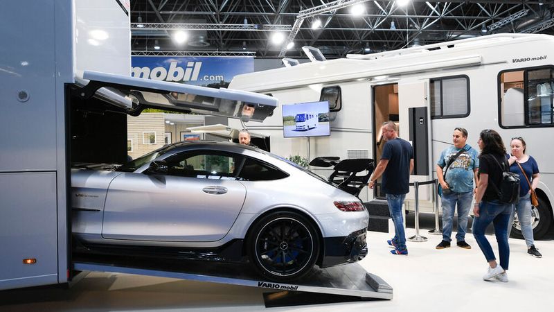 In der XXL-Pkw-Garage des Luxusliners Vario Perfect 1200 Platinum von Vario Mobil wird der Mercedes-Benz AMG GT automatisch eingezogen. (Bild: Messe Düsseldorf/ctillmann)