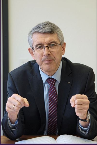 «Wir müssen Mitarbeitende an neue Technologien, wie Automation, Digitalisierung und Industrie 4.0, heranführen, ihnen Ängste nehmen und Sie im Umgang mit diesen Technologien ausbilden, damit sie die Vorteile erkennen.» Josef Maushart, CEO Fraisa SA   (SMM, Konrad Mücke)