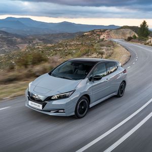 Der Nissan Leaf teilt sich mit Renault Zoe eine Basis. Beide E-Autos gehören zu den ersten erfolgreichen Modellen. Mittlerweile ist der Leaf in Deutschland nicht mehr so beliebt wie einst. Die aufgefrischte Version gibt es ab 33.400 Euro.(Bild:  Nissan)