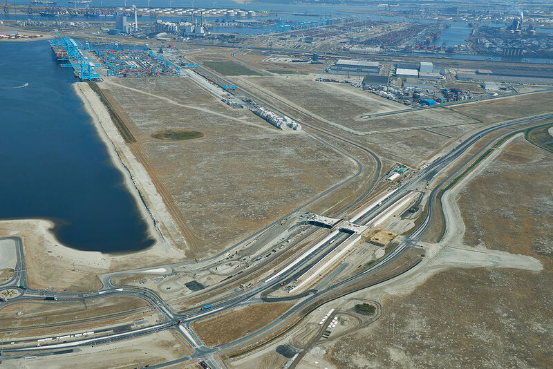 Investitionen gingen unter anderem in die weitere Verbesserung der logistischen Erreichbarkeit des Hafens von Rotterdam, wie zum Beispiel für den Weiterbau der Container Exchange Route auf der Maasvlakte, des Prinses-Amalia-Viadukts sowie für die Verlegung der Havenspoorlijn (Hafenbahnlinie) über die Theemsweg-Trasse. (Aeroview/ Port of Rotteram)