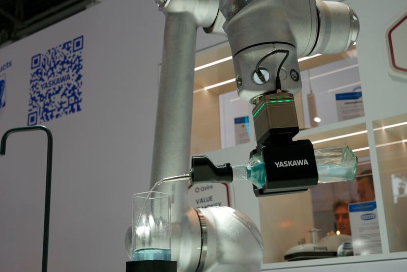 Darf es etwas mehr sein? Yaskawa zeigt auf der Automatica, wie geschickt seine Roboter sind.  (Bild: Sandro Kipar/VCG)