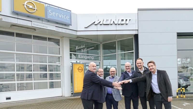 Haben die Übernahme besiegelt (im Bild v. l.): Helmut Peter (Inhaber und Geschäftsführer,  Autohaus-Peter-Gruppe), Falk Kirsche (Gesellschafter, Autohaus Mundt), Matthias Mundt (Gesellschafter, Autohaus Mundt), Detlef Günter (Gesellschafter, Autohaus Mundt), Andreas Peter (Inhaber und Geschäftsführer, Autohaus-Peter-Gruppe), Alexander Kästner (Geschäftsführer, Automobile Peter GmbH).(Bild:  Autohaus-Peter-Gruppe)