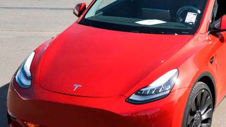 Das Jubiläumsfahrzeug war ein rotes Tesla Model Y. (Bild: Elon Musk via Twitter)
