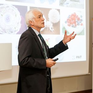 Prof. Dr.-Ing. Eberhard Schlücker von der Universität Erlangen-Nürnberg machte in seinem Eröffnungsvortrag „Welche feststoffhaltigen Flüssigkeiten gibt es, und welche Anforderungen müssen Pumpen erfüllen?“ u.a. die Auswirkung der Werkstoffhärte auf den Verschleiß in anschaulichen Bildern deutlich: „Wenn Sie mit dem Fensterleder 100 Jahre lang dasselbe Fenster putzen, ist dieses auch durch.“ (Bild: Bausewein/PROCESS)