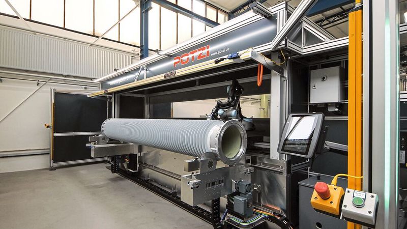 Ein Isolator liegt in der Aufnahme. Gut zu erkennen sind die vorderen Laufrollen sowie die beiden Antriebe. (Bild: SEW-Eurodrive)