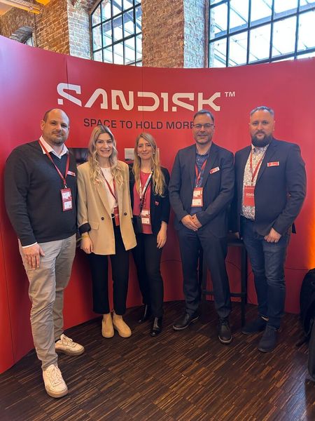 Das Team von Sandisk mit (v. l.) Frank Seidel, Franziska Löffler, Giulia Dusio, Egils Apsitis und Frank Sälzer war natürlich auch mit am Start.  (Bild: Vogel IT-Medien)