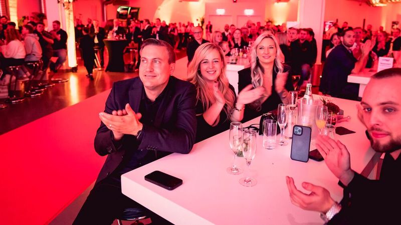 Alle Teilnehmer spendeten ihren Konkurrenten um Deutschlands Werkstatt-Krone kollegialen Beifall – aber jeder hoffte natürlich, nicht zu früh aufgerufen zu werden. (Bild: Stefan Bausewein)