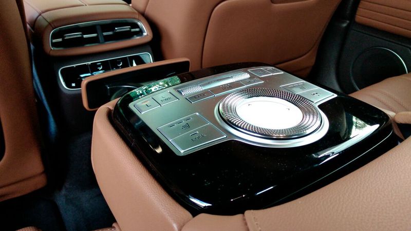 Den gleichen Steller gibt es für die hintere Reihe. Daneben sind in der Armlehne Knöpfe für Sitzheizung oder das elektrisch betätigte Heckscheibenrollo integriert. Zusätzlich steckt in der Mittelarmlehne ein nach vorn ausfahrender Flaschenhalter. (Bild: Thomas Günnel/Automobil Industrie)