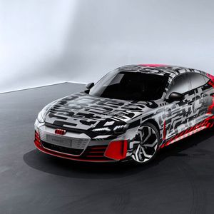 Technisch verwandt mit dem Taycan ist der vermutlich kommendes Jahr verfügbare Audi E-Tron GT.(Bild:  AUDI AG)