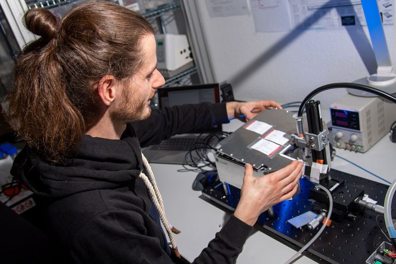 QANT und Sick entwickeln gemeinsam Quantensensoren für die Industrie. An diesem Messstand überprüft ein Mitarbeiter von QANT die Gesamtfunktionalität des Sensors. (Bild: Trumpf)