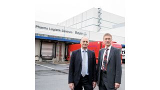 Dr. Hubertus Hakert (links), Leiter Supply Center von Bayer Health Care, und Chempark-Leiter Dr. Ernst Grigat vor dem Hochregallager von Bayer Health Care im Chempark Leverkusen. (Bild: Currenta)