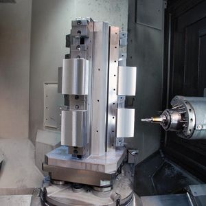 Aufspannturm aus «Flugzeug-Alu» mit drei Spannleisten in 120°-Winkelabständen, der entsprechend dem Kundenwunsch sechs Werkstücke aufnimmt.