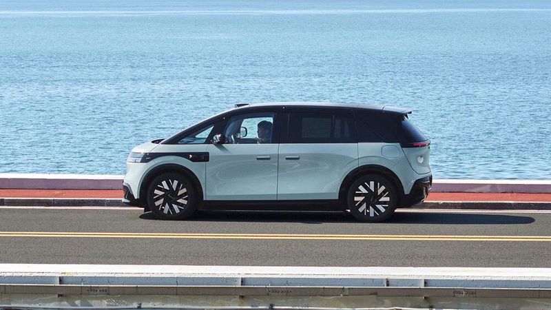 Bei Optik und Abmessungen erinnert der Zeekr Mix an den VW ID Buzz. (Bild: Geely)