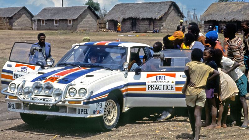 Unverwüstlich robuster Racer: der Opel Manta bei der berühmt-berüchtigten Safari-Rallye. Die Afrikanische Rallye-Meisterschaft wird ohne Unterbrechung seit 1981, unter Aufsicht der FIA, auf dem Afrikanischen Kontinent und Madagaskar ausgetragen. In ihrem zweiten Jahr wurde die Serie vom Deutschen Walter Röhrl mit einem Opel Ascona 400 gewonnen, der im selben Jahr auch die Rallye-Weltmeisterschaft (Fahrerwertung) auf seinen Namen schrieb. Walter Röhrl ist damit der einzige Deutsche Sieger der Rallye.  (Bild: Opel)