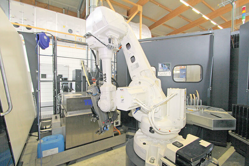 Bild 6: Das Be- und Entladen der Werkzeugmaschine übernimmt ein Industrieroboter. (Bild: Siemens)