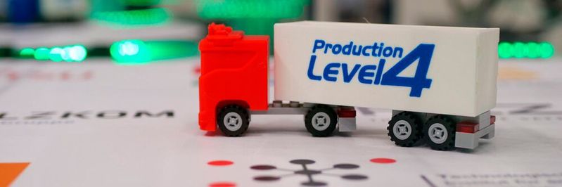 Zwei Produktionsinseln am Stand der SmartFactory-KL verdeutlichen anhand der Herstellung eines Modell-LKW exemplarisch die Funktionsweise eines Datenraums.(Bild:  SmartFactory-KL)