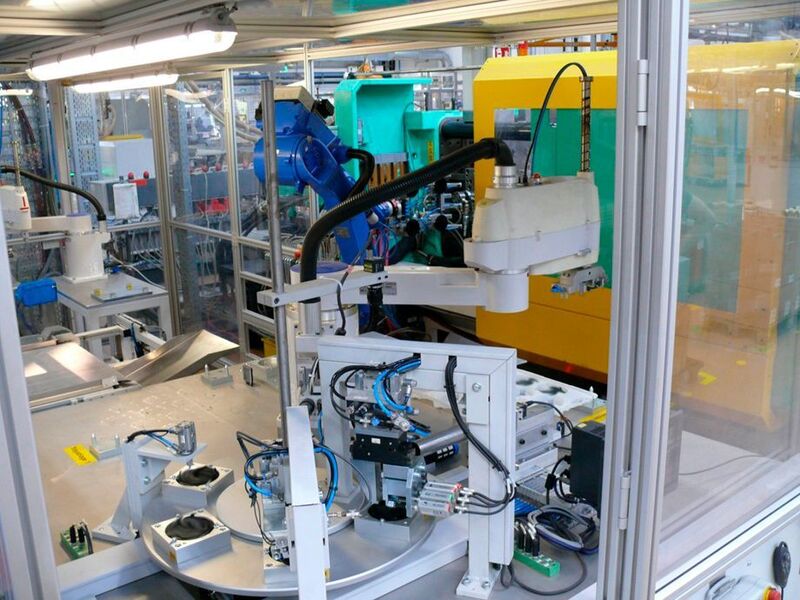 Roboter1 (im Hintergrund) stellt die Einlegeteile zur Verfügung, Roboter2 übernimmt die Automation der SGM, Roboter3 (im Vordergrund) übernimmt das Fertigteilehandling in den Rundtakttisch sowie in die Fertigteiltrays. (EGS Automatisierungstechnik)