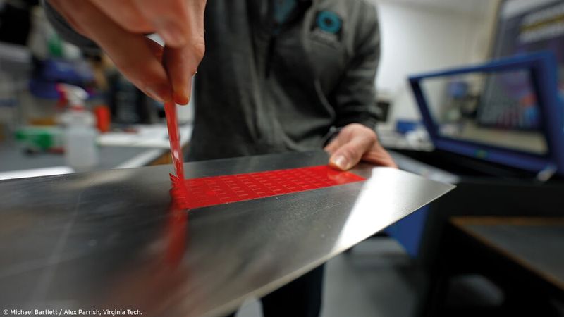 Das Muster verstärkt die Haftkraft des Klebebands bei Zug in die eine Richtung um das 60-Fache. Gleichzeitig lässt sich das Klebeband bei Zug in die andere Richtung leicht wieder ablösen, ohne Spuren zu hinterlassen. (Bild: Alex Parrish for Virginia Tech)