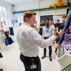 Haimer-Präsentation im bei Starrag installierten «Tool Room of the Future».(Bild:  Hannes Thalmann)