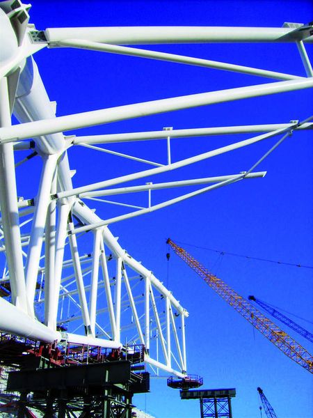 Einkranen der Module für die Dachkonstruktion des Aviva-Stadions in Dublin. Kreisförmige MSH-Profile wurden hier an den Enden mit verstärkenden Einschüben versehen. Bild: Cimolai (Archiv: Vogel Business Media)