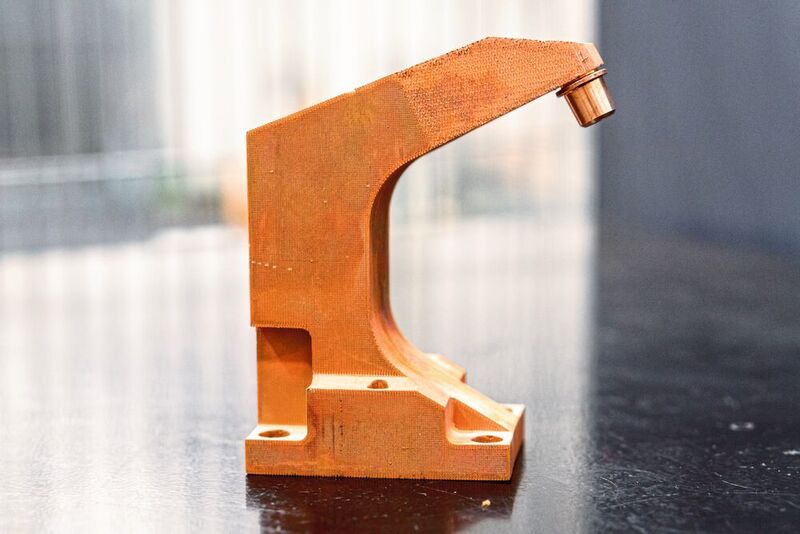 Auch dieser Schweißarm aus Kupfer wurde mit dem Mark X 3D-gedruckt. (© Markforged)