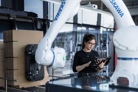 Projektleiterin Brigitte Stockenreiter: „Wir wissen, dass wir mit diesem Roboter hervorragend aufgestellt sind.“(Bild:  Yaskawa)