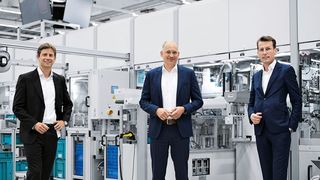 Festo und Flexfactory wollen beim Digitalisieren helfen und kooperieren in Sachen „Digital Production as a Service“. Von links: Philip Plattmeier, Geschäftsführer von Flexfactory, Dr. Oliver Niese, Vice President Digital Business bei Festo, und Dr. Phillipp Hypko, ebenfalls Geschäftsführer von Flexfactory. (Bild: Info)