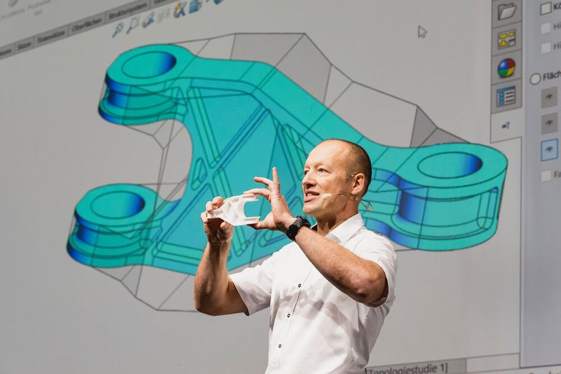 Wie die Anwendung der 1-Prozent-Design-Optimierung sowohl bei Neukonstruktionen als auch bei ausgereiften Konstruktionen die Materialkosten um bis zu 25 Prozent senken kann, war Thema des Vortrags „Kleiner Aufwand - große Wirkung: Design minimal optimieren, maximal Materialkosten senken“ von Dipl.-Ing. Alexander Brunner, Private Hochschule für Wirtschaft und Technik (PHWT). (Bild: Stefan Bausewein - VCG)
