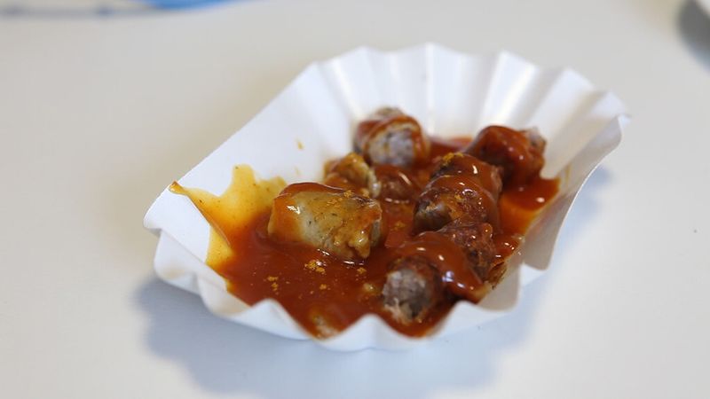 Mit dem „Curry-Max“ alle 7 Minuten automatisch eine fertige Currywurst in der Schale – heiß, geschnitten und mit Soße. (Bild: Siemens)