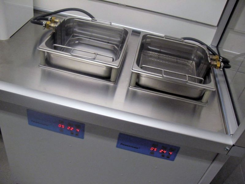 Sonderarbeitsplatte mit Spezialbecken zur Ultraschallreinigung (Asecos) (Archiv: Vogel Business Media)
