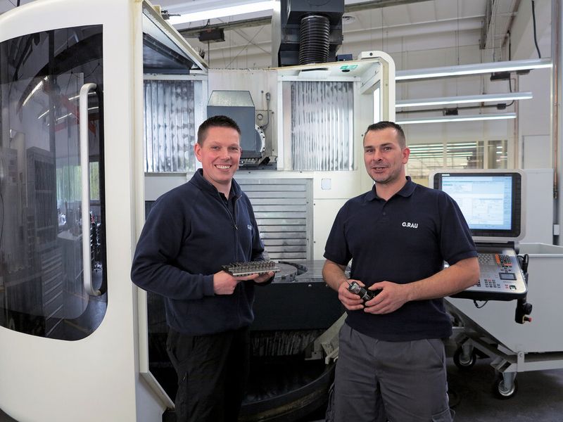 Marcel Heinz (links) und Ralph Bauer (rechts) sind mit den Messsystemen von Blum-Novotest sichtlich zufrieden. (Bild: Blum-Novotest)