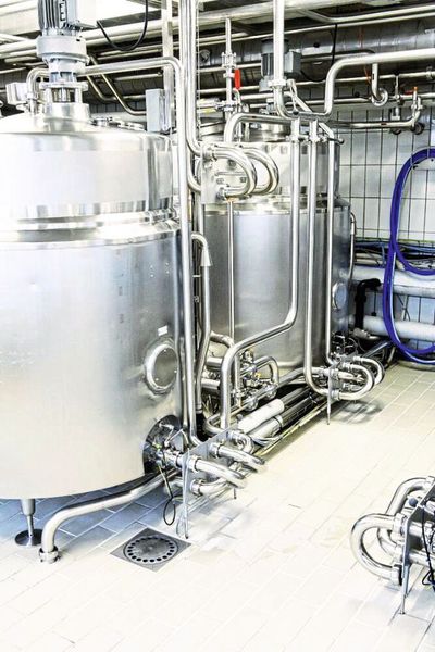 Im Zuge der Produktionsoptimierung hat der Speiseeisproduzent Froneri bei der Füllstandsüberwachung der Mixtanks von Schwimmerschaltern auf Baumer Sensoren umgestellt. (Bild: Baumer)