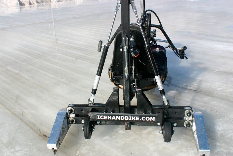 Ad Aarts hat seine Handbike-Konstruktion mit Ölbremsen stabilisiert, sodass auf dem Eis ein um 50 Prozent höheres Kurventempo als zuvor möglich ist. (Bild: Ad Aarts)