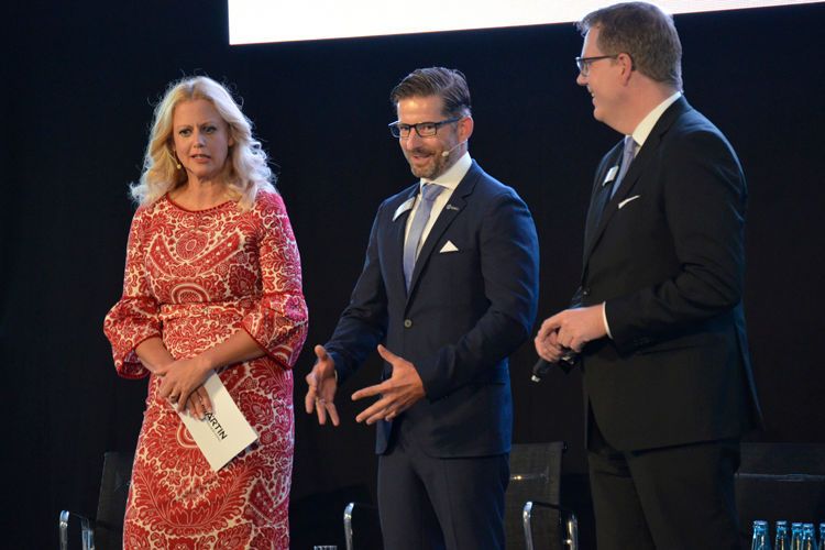 Die beiden Geschäftsführer Tobias Gutgsell (Mitte) und Dirk Zimmermann im Lampenfiebermodus. (Bild: Rehberg / »kfz-betrieb«)