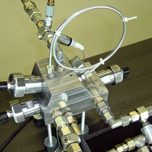Bild 1: Ein hydraulischer Buck-Konverter erzeugt eine hohe Kraftdichte, ohne die Energieeffizienz zu verschlechtern. Ein Prüfstand untermauerte die rechnerischen Ergebnisse.